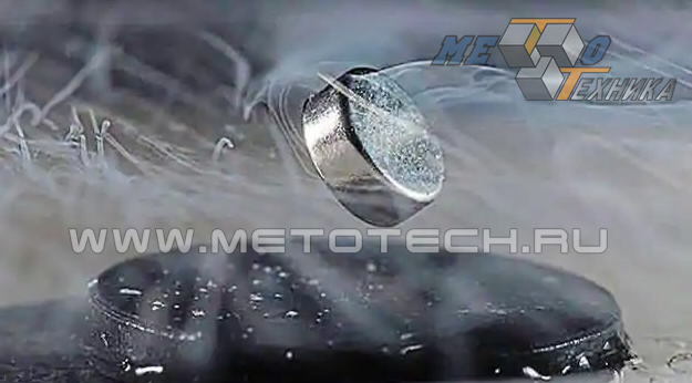 Магнит левитирующий над сверхпроводником охлажденным жидким азотом Магнит левитирующий над сверхпроводником охлажденным жидким азотом